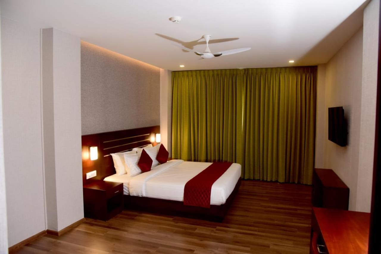 Hotel Emerald Palace Kottiyam エクステリア 写真